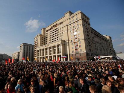 Concentración en la plaza Manézhnaya, en Moscú, este jueves en recuerdo de las víctimas del atentado del pasado lunes en el metro de San Petersburgo.
