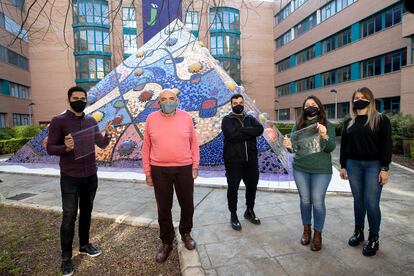 El profesor Juan Andrés Bort y su equipo, en la Universitat Jaume I de Castelló.