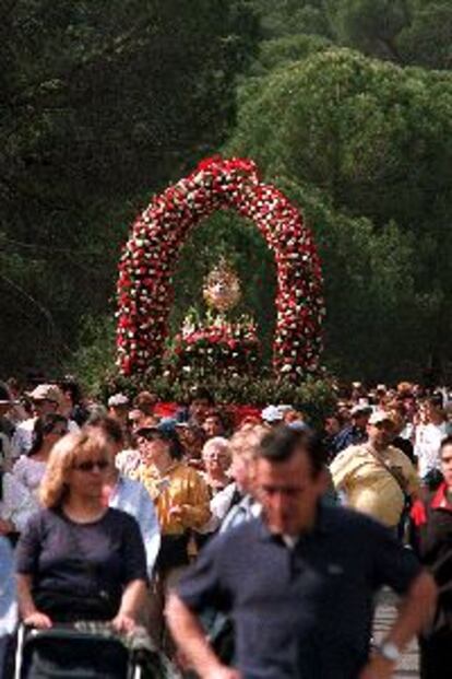 Vecinos de San Martín de Valdeiglesias, ayer, en la procesión del Día del Hornazo.