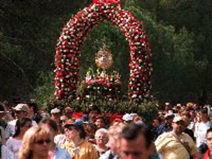 Vecinos de San Martín de Valdeiglesias, ayer, en la procesión del Día del Hornazo.