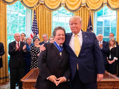 El entonces presidente de EE UU, Donald Trump, junto al economista Arthur Laffer tras ser condecorado en la Casa Blanca, Washington, DC, el 19 de junio de 2019.