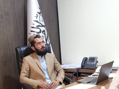 Saeed Khosty, portavoz del Ministerio del Interior del régimen talibán, este martes en su oficina.