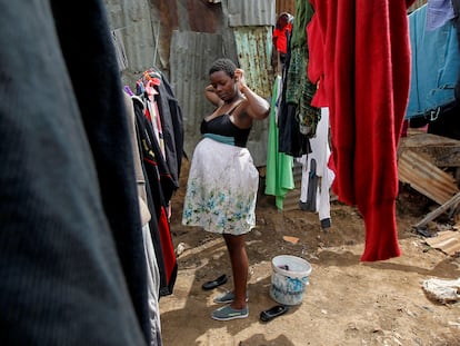 En el vídeo, el aumento del embarazo adolescente en los suburbios de Kenia por African Slum Journal. En la imagen, Jackline, estudiante de 17 años y embarazada, en el 'slum' de Kibera, en Nairobi, Kenia, en octubre de 2020. Por Monicah Mwangi.