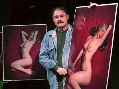 Tom Kelley, hijo, con fotografías de la serie <i>Red velvet,</i> realizadas por su padre a Marilyn Monroe.