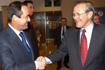 El ministro español de Defensa, José Bono, y el secretario de Defensa de EE UU, Donald Rumsfeld, en Niza.