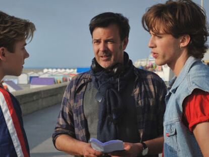 François Ozon, en el centro, en el rodaje de 'Verano del 85'.