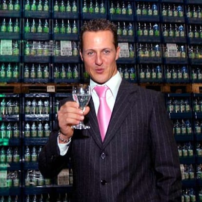 <i>Schumi</i> brinda con agua en una promoción publicitaria.