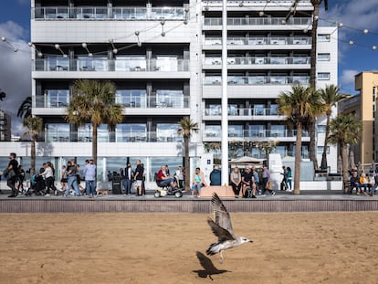 Turistas en el paseo de Benidorm, en una imagen del verano de 2023.