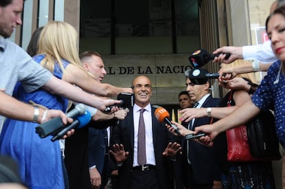 Gustavo Arribas sale de los tribunales y es asediado por la prensa.