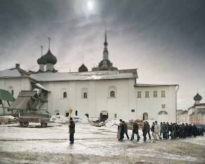 Procesión de la Pascua ortodoxa dentro del monasterio Solovetsky.
