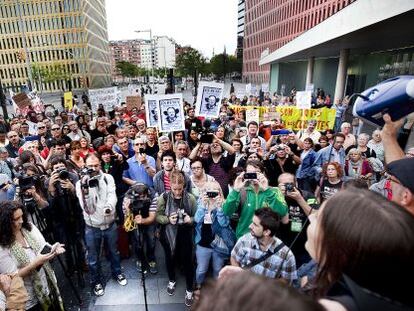 Un grupo de personas, ayer, concentrados en la Ciudad de la Justicia en poyo de los dos procesados.