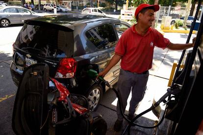 Un empleado de una gasolinera de Caracas, Venezuela.