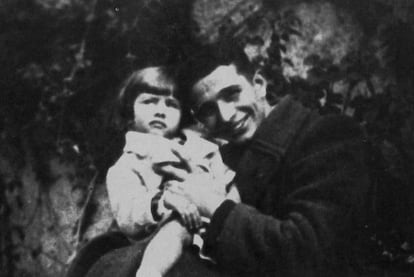 Sofia a los tres años con su padre, Riccardo Scicolone.