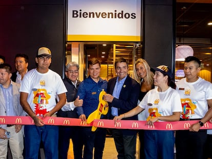 Ejecutivos de Arcos Dorados y autoridades desarrollan el corte de cinta oficial del primer McDonald's de la Región de Atacama.