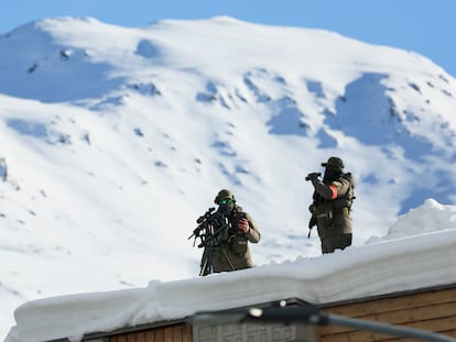 Agentes de policía vigilaban este lunes desde un tejado de un edificio en Davos.