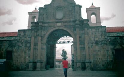 Entrada al cementerio Jardín de la Almudena, de 1850, el más antiguo de Cuzco.