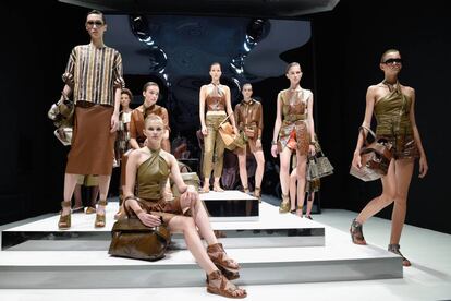 Varias modelos posan con la colección de Tod's presentada este viernes en la Semana de la moda de Milán.