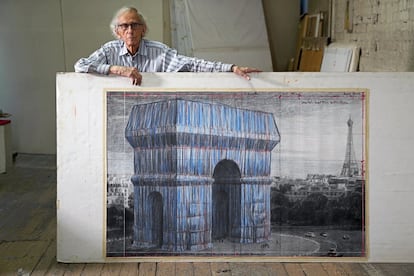 Christo, en septiembre de 2019 en su estudio de Nueva York, con un dibujo preparatorio del proyecto 'El Arco de Triunfo envuelto'.