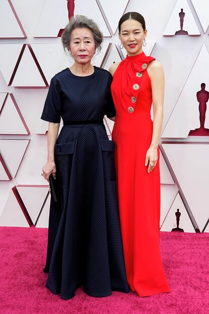 Youn Yuh-jung, ganadora del Oscar a mejor actriz de reparto por Minari, de Dior alta costura, y Han Ye-ri, otra de las protagonistas de la película, de Louis Vuitton.