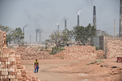 Bangladés es el país más contaminado del mundo y Dacca la segunda capital con la mayor concentración de partículas en suspensión. La fuente de la que mana gran parte de estas partículas nocivas también se aprecia claramente desde el aire: las fábricas de ladrillos dibujan un cinturón de chimeneas humeantes que ahogan a Dacca.