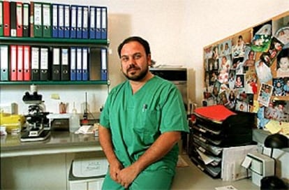 El ginecólogo Pere Joan Torres Pons, ayer en la clínica Cefer de Barcelona.