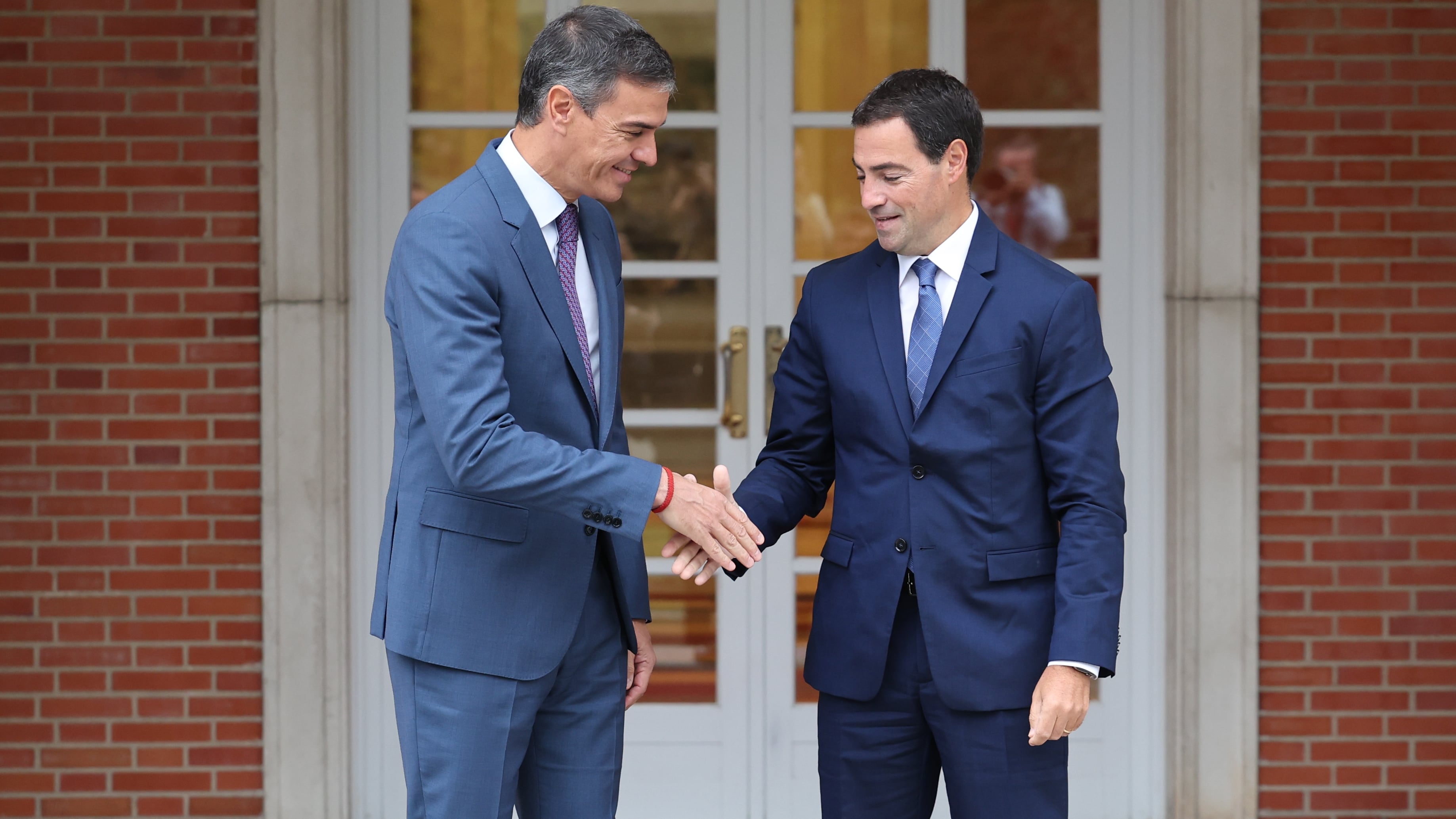 El presidente del Gobierno, Pedro Sánchez, el pasado septiembre de 2024 durante una reunión con el lendakari vasco, Imanol Pradales.
