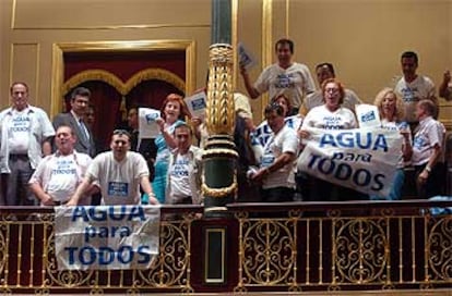 Un grupo de murcianos grita lemas contra la paralización del trasvase en plena intervención de Narbona.