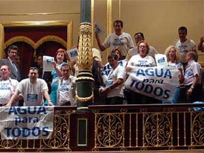 Un grupo de murcianos grita lemas contra la paralización del trasvase en plena intervención de Narbona.