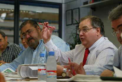 José Antonio Sorolla, en el centro, junto a Antonio Franco, a la izquierda de la imagen, en un consejo de redacción matutino de 'El Periódico' en 2003. Foto: Albert Bertran/ EL PERIÓDICO