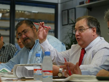 José Antonio Sorolla, en el centro, junto a Antonio Franco, a la izquierda de la imagen, en un consejo de redacción matutino de 'El Periódico' en 2003. Foto: Albert Bertran/ EL PERIÓDICO