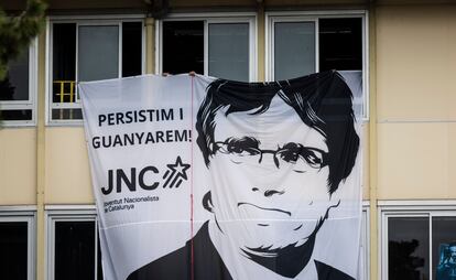 Cartel de Carles Puigdemont en la localidad francesa de Elna, convertida en centro de operaciones de Junts per Catalunya.