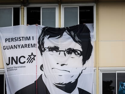 Cartel de Carles Puigdemont en la localidad francesa de Elna, convertida en centro de operaciones de Junts per Catalunya.