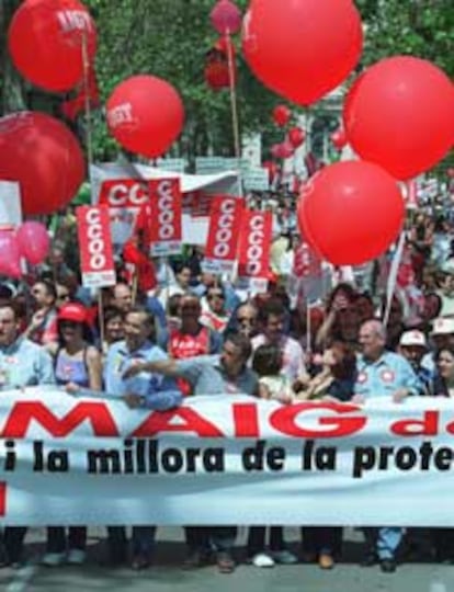 La cabecera de la manifestación del Primero de Mayo convocada por los sindicatos, ayer en Valencia.