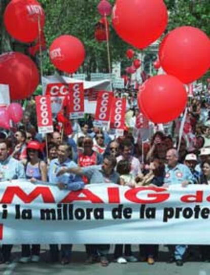 La cabecera de la manifestación del Primero de Mayo convocada por los sindicatos, ayer en Valencia.