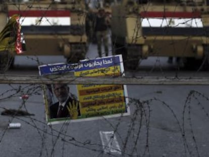 Posters a favor del expresidente Morsi en una barrera policial frente al palacio presidencial de El Cairo, el 15 de noviembre.