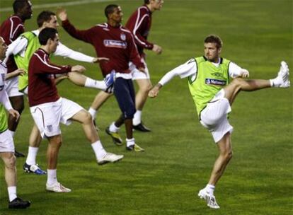 Beckham, a la derecha, en el entrenamiento de ayer de la selección inglesa.