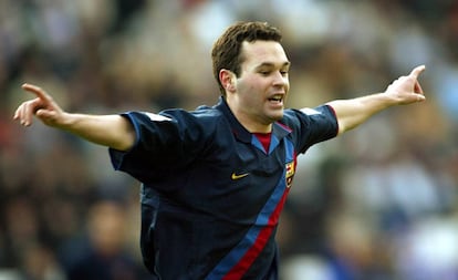 Iniesta comemora um gol em 2004.