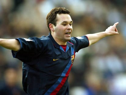 Iniesta comemora um gol em 2004.