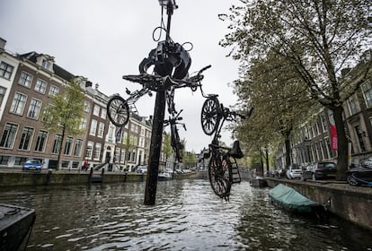 Un barco limpia en los canales de Ámsterdam las bicicletas que se acumulan en el fondo. Cada año se rescatan alrededor de 20.000 bicis del fango. La capital holandesa, con 900.000 habitantes, produce cada año un millón de toneladas de basura. La cultura del reciclaje está muy arraigada en el país, sobre todo la del papel y el vidrio.