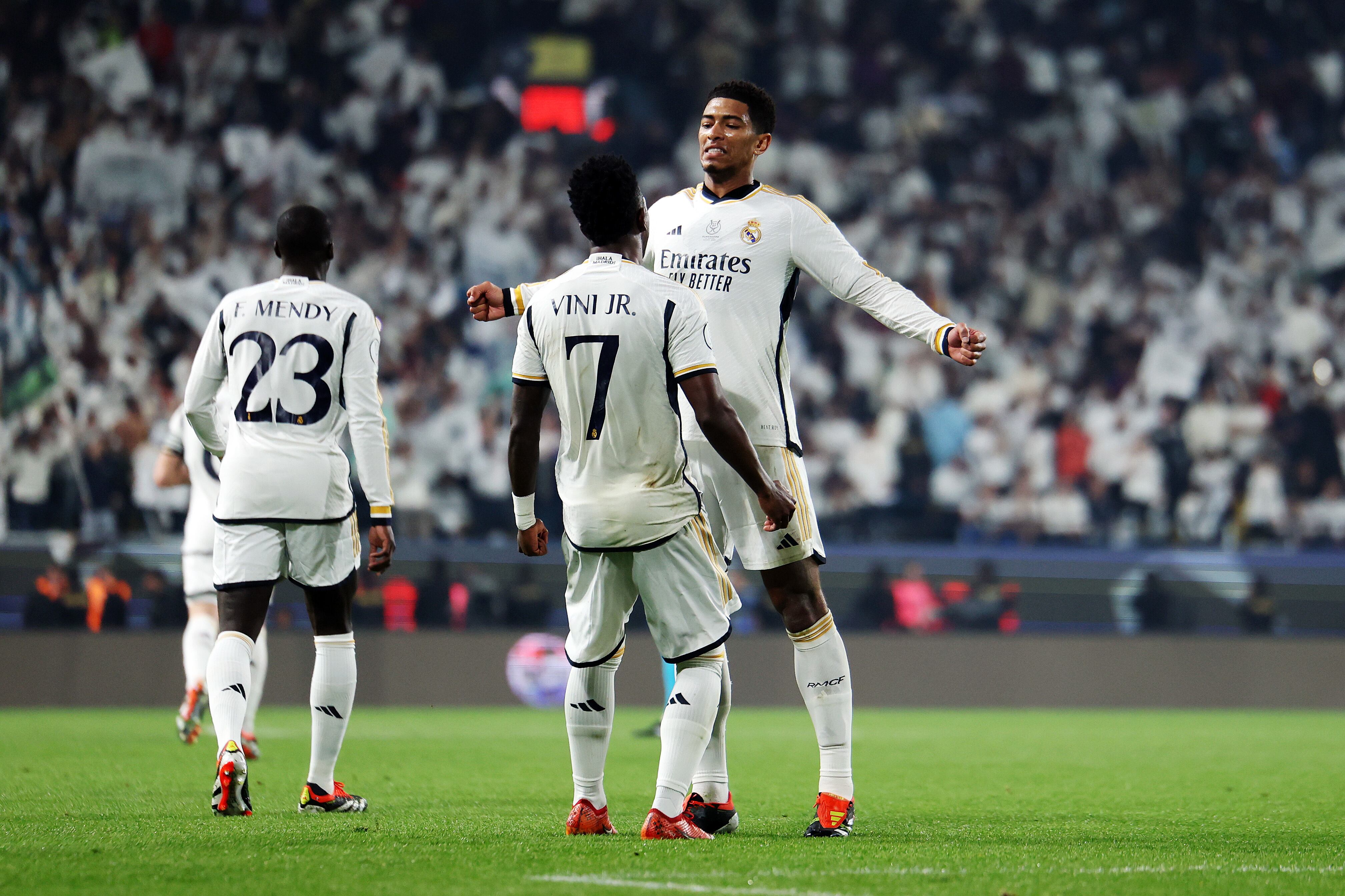 Vinicius Junior celebra junto a Jude Bellingham el segundo gol del Real Madrid.