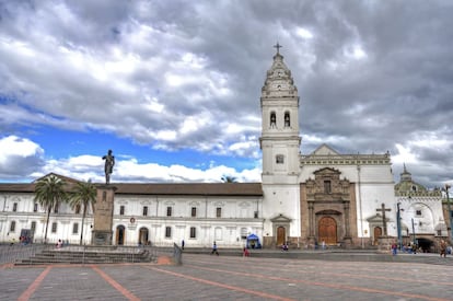 La capital de Ecuador, encaramada a 2.850 metros de altitud, posee uno de los centros históricos mejor conservado y menos alterado de toda América Latina, a pesar del terremoto que la sacudió en 1917. La ciudad está dividida en 32 parroquias, las cuales marcan la división en barrios. No es la ciudad más grande, pero sí es la capital de la República.