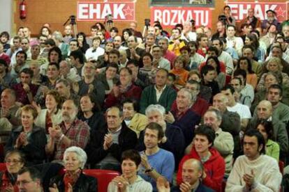 Asistentes al acto electoral de EHAK celebrado ayer en la localidad alavesa de Llodio.