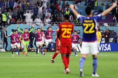 Los jugadores de Japón celebran el pase a los octavos de final del Mundial como primeros de grupo tras vencer al conjunto de Luis Enrique. 