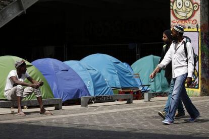 Un joven de Chad, sentado junto a las tiendas montadas frente a la estación de Austerlitz en París, donde vive con otros inmigrantes.