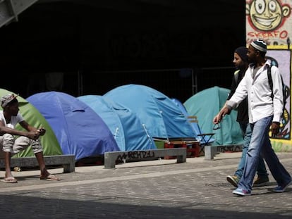 Un joven de Chad, sentado junto a las tiendas montadas frente a la estación de Austerlitz en París, donde vive con otros inmigrantes.