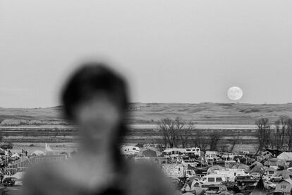 Luna llena en el campamento Oceti Sakowin, levantado sobre todo por indios lakota, dakota y nakota en septiembre de 2016 y desmantelado en febrero de 2017.