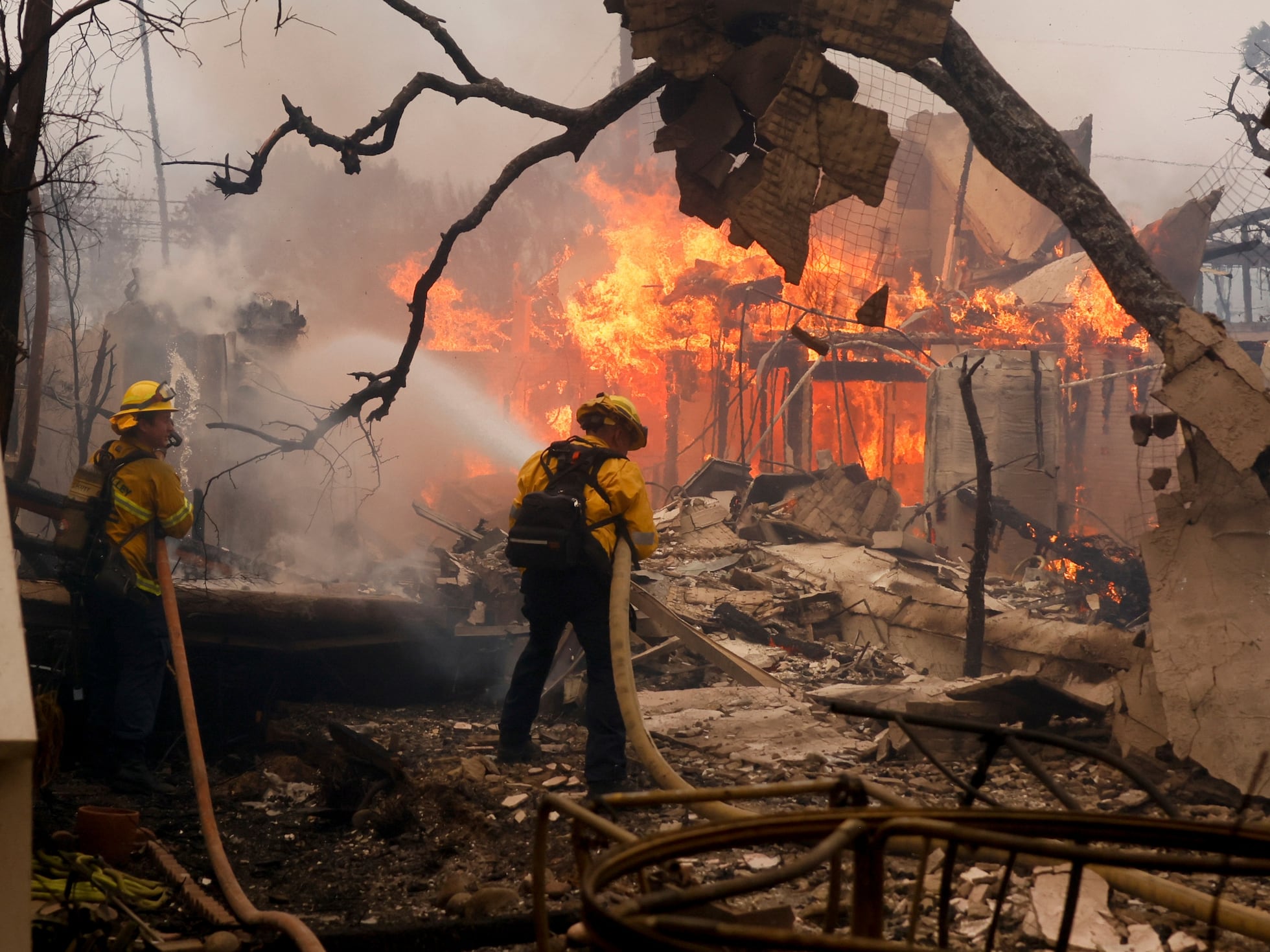 Incendios California: Por qué se quedaron sin agua los bomberos de Los Ángeles: una demanda sin precedentes, tanques vaciados y presión baja | EL PAÍS US