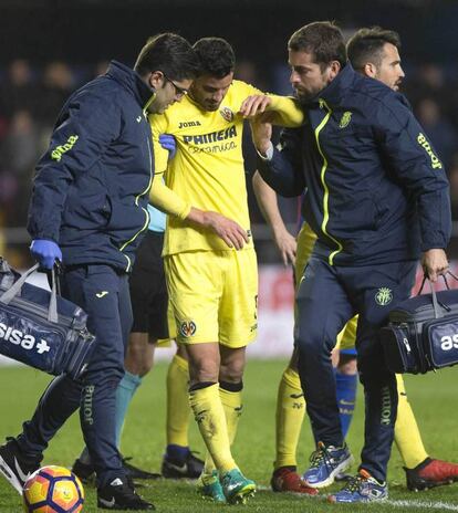 El defensa argentino del Villarreal, Mateo Musacchio, abandona el terreno de juego tras lesionarse en la mano.