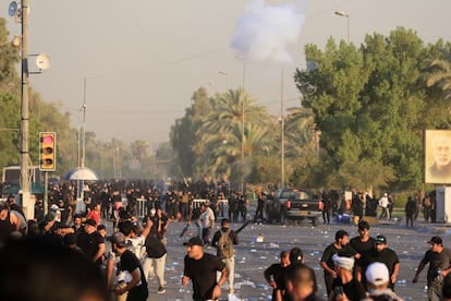 Bagdad está siendo el centro de los disturbios y la Zona Verde se convirtió en un campo de batalla. En la imagen, enfrentamientos y actos de violencia, cerca del palacio presidencial, el lunes.