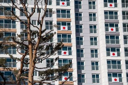 Banderas japonesas en las ventanas del hotel que acoge a los deportistas nipones en Pyeongchang, ya concentrados para las competiciones de los Juegos Olímpicos de Invierno de 2018.